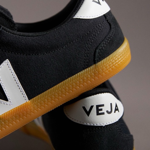 COPY - Veja volley tennis shoes women’s size 9 - Picture 2 of 6